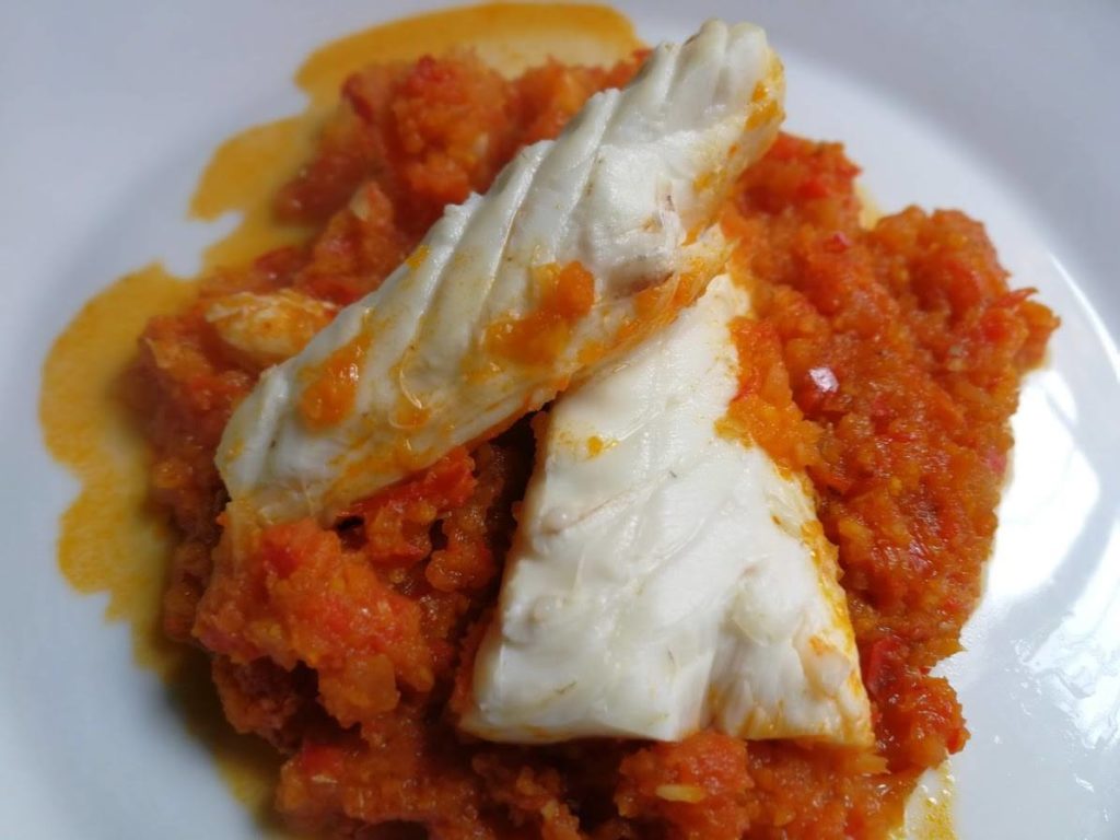 Merluza con salsa de tomate
