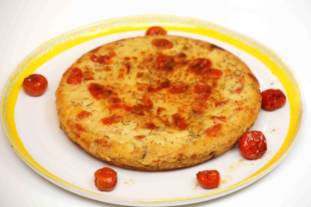 Fainá de verduras en la sartén