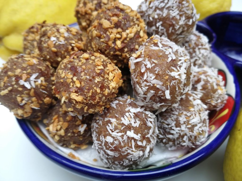 Bolitas energéticas de limón y frutos secos, aptas para veganos