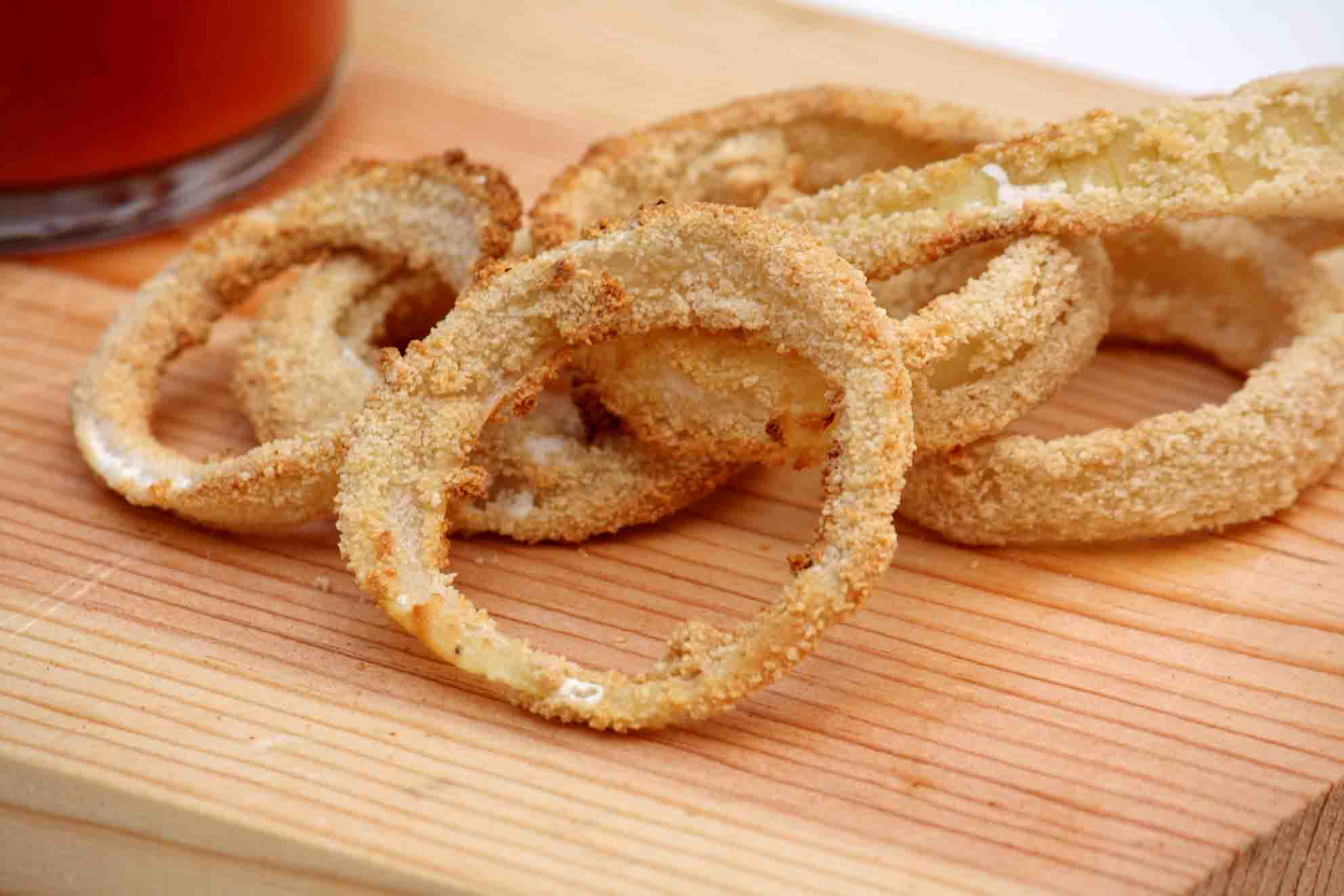 Aros de cebolla al horno y sin huevo