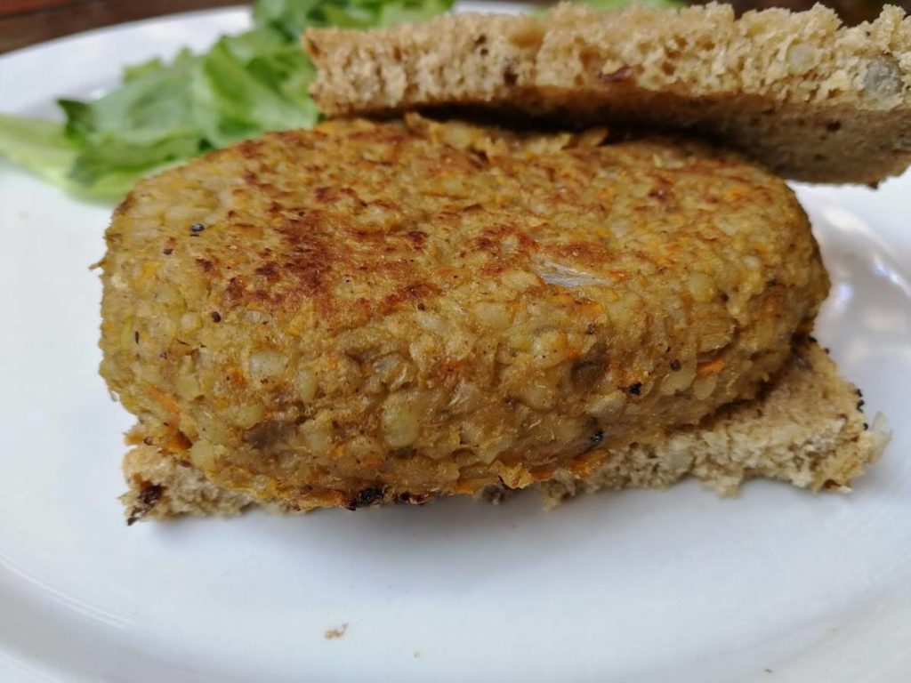 Hamburguesa vegana de bulgur y berenjena asada